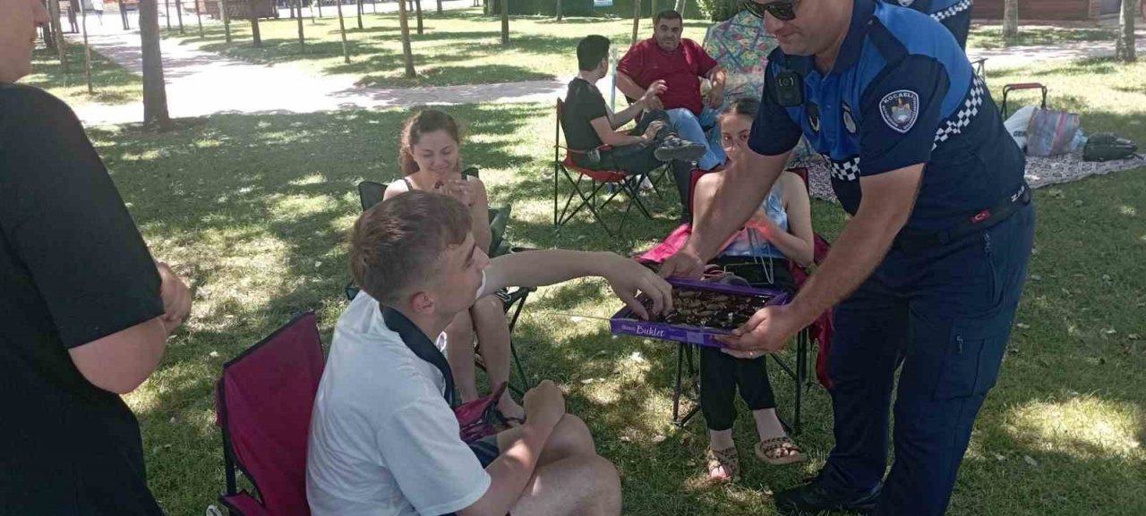 Vatandaşlara çikolata ikramı