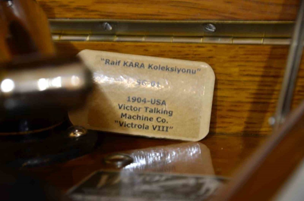 Koleksiyoner Raif Kara, geçmişin seslerini geleceği taşıyor