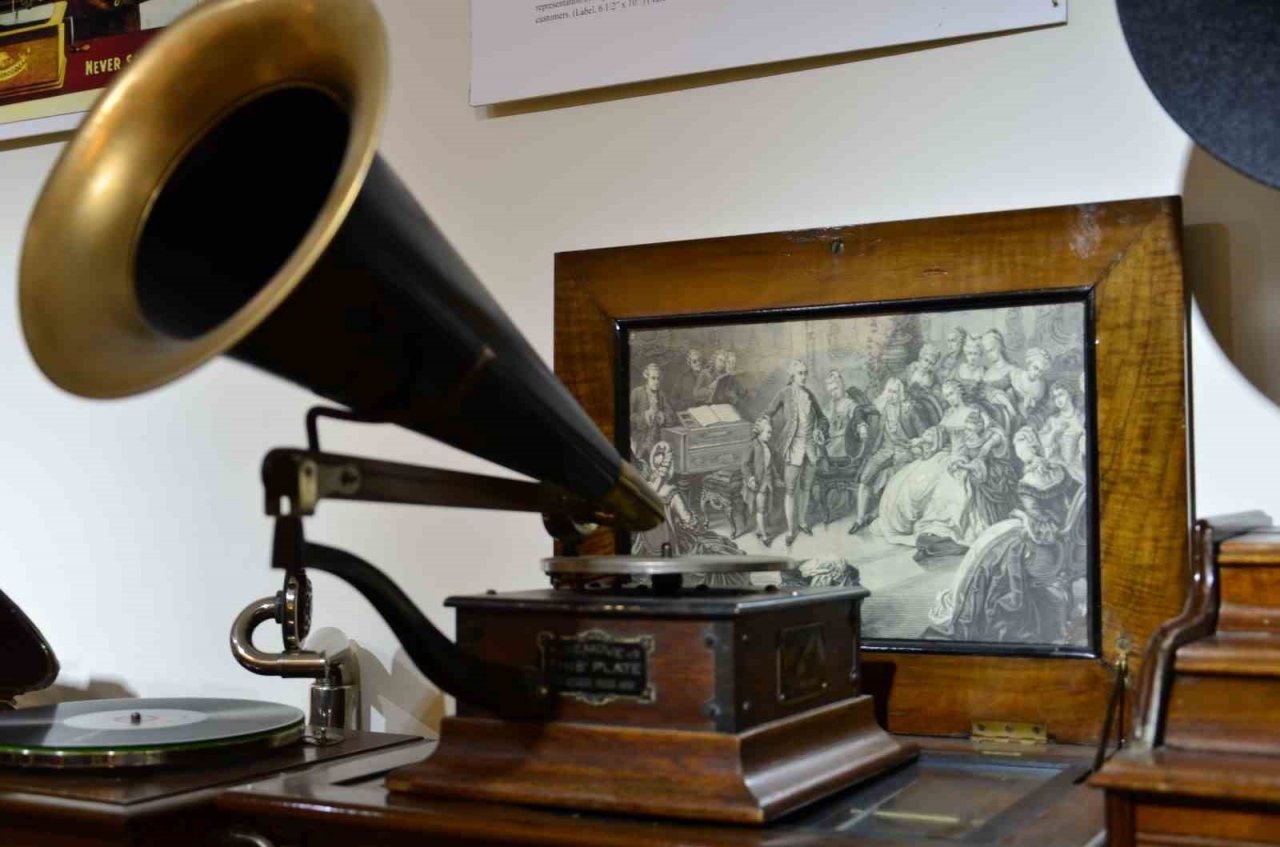 Koleksiyoner Raif Kara, geçmişin seslerini geleceği taşıyor