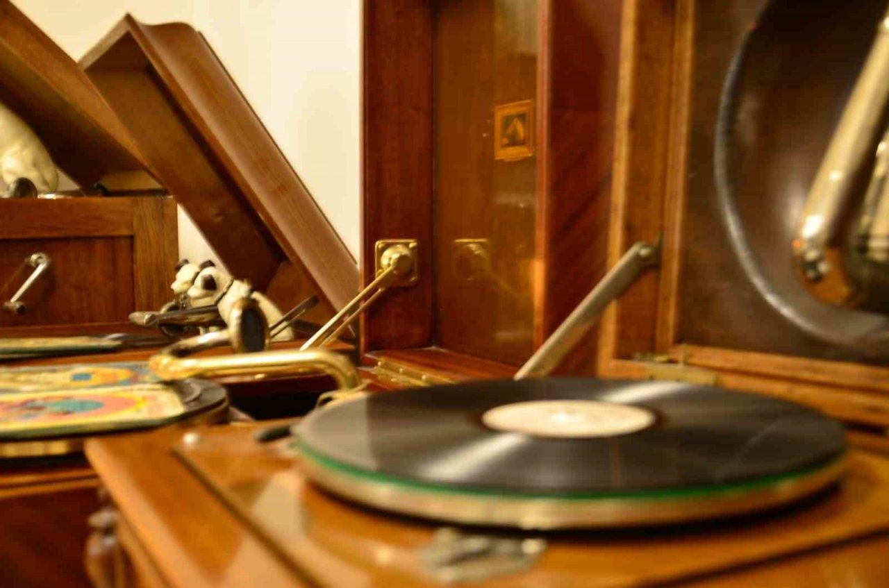 Koleksiyoner Raif Kara, geçmişin seslerini geleceği taşıyor