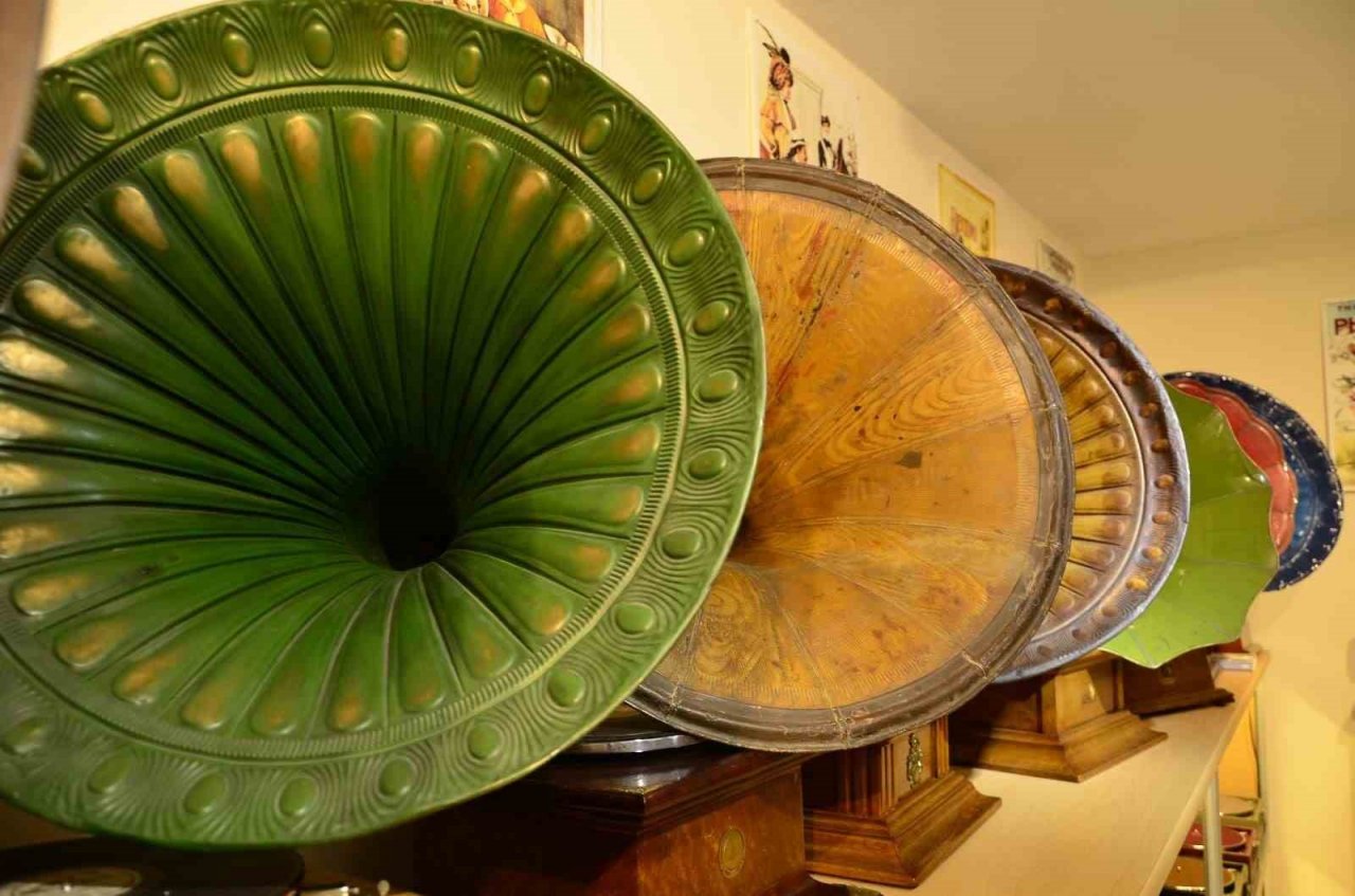 Koleksiyoner Raif Kara, geçmişin seslerini geleceği taşıyor