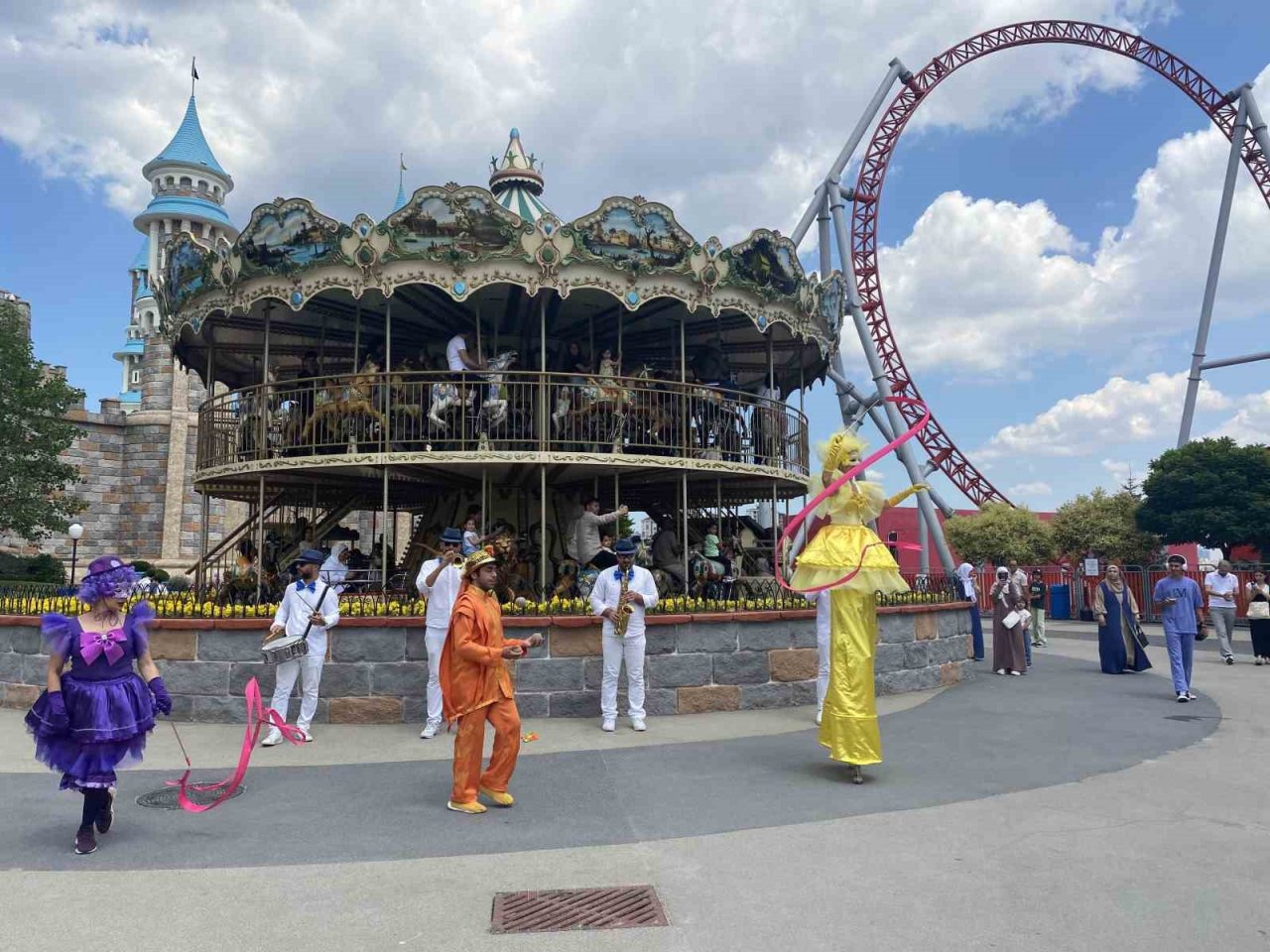 Bayram harçlıklarını toplayan çocuklar soluğu eğlence parkında aldı