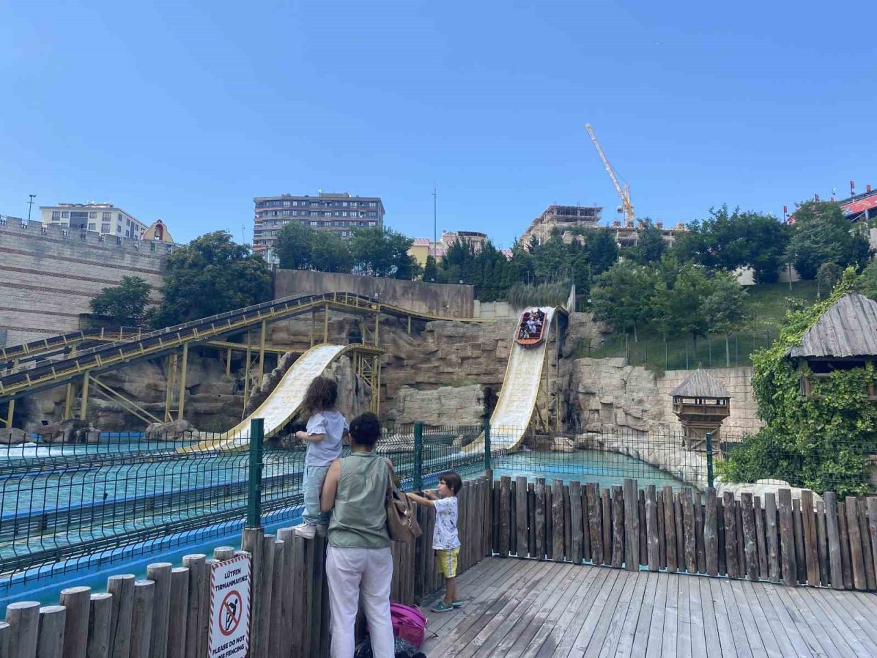 Bayram harçlıklarını toplayan çocuklar soluğu eğlence parkında aldı