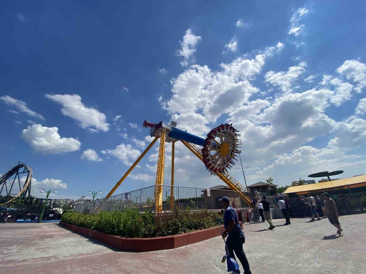 Bayram harçlıklarını toplayan çocuklar soluğu eğlence parkında aldı