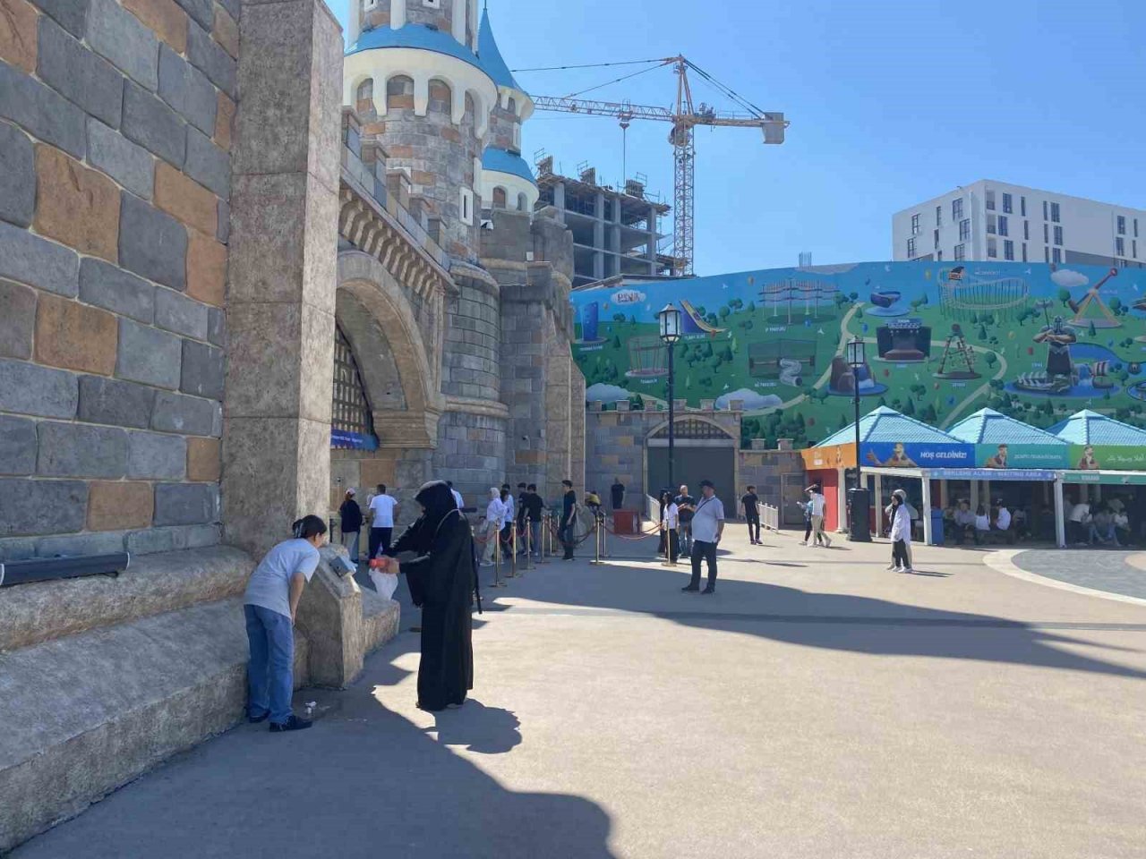 Bayram harçlıklarını toplayan çocuklar soluğu eğlence parkında aldı