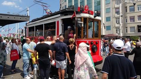 Taksim’de bayram yoğunluğu