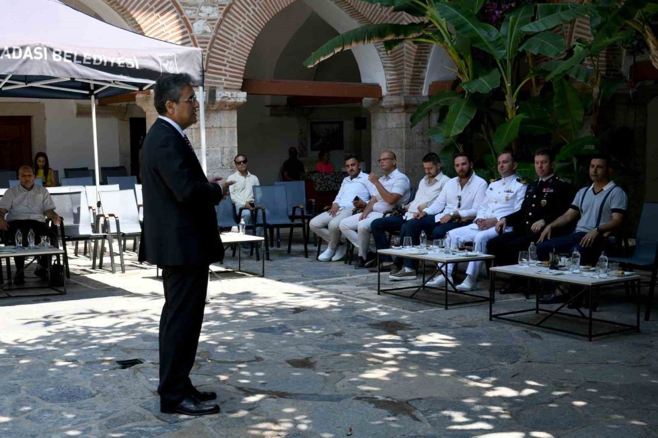 Kuşadası’nda ilçe protokolü vatandaşlarla bayramlaştı