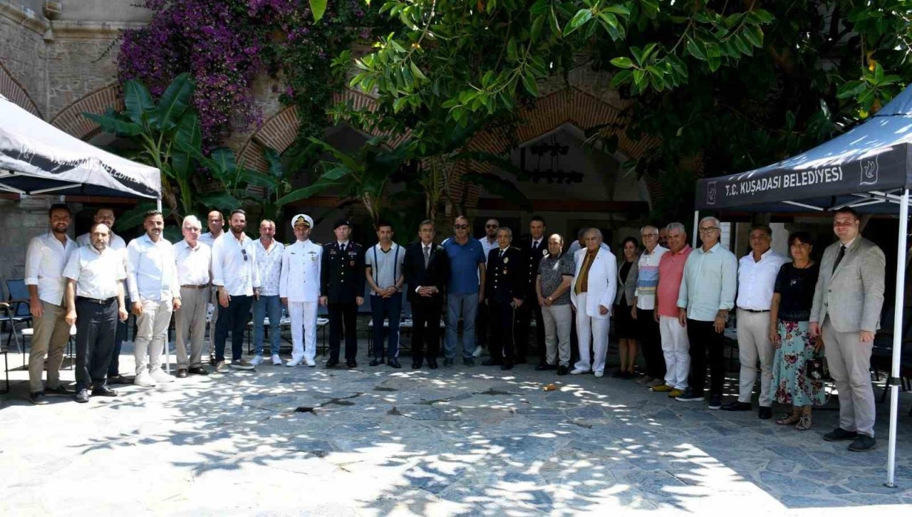 Kuşadası’nda ilçe protokolü vatandaşlarla bayramlaştı