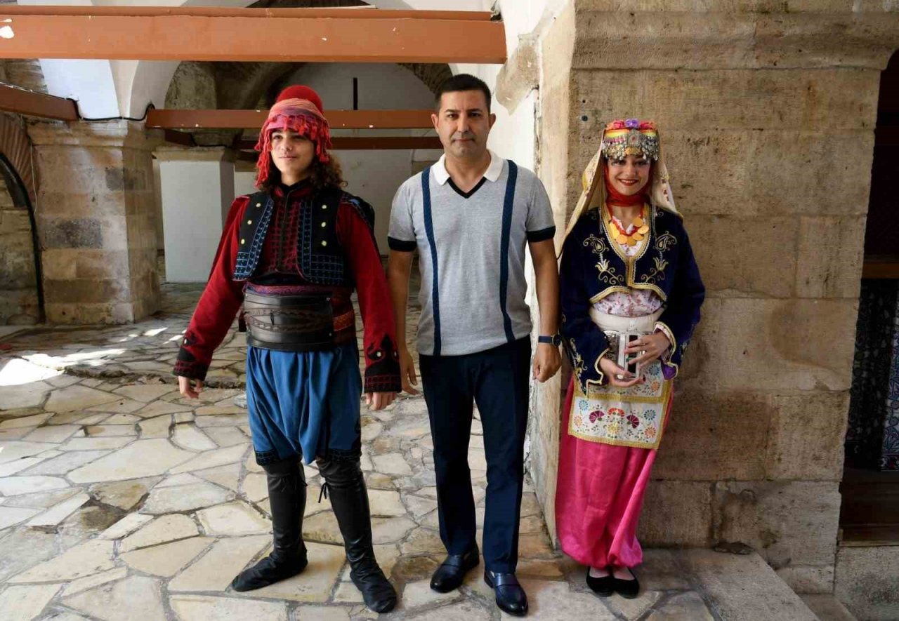 Kuşadası’nda ilçe protokolü vatandaşlarla bayramlaştı