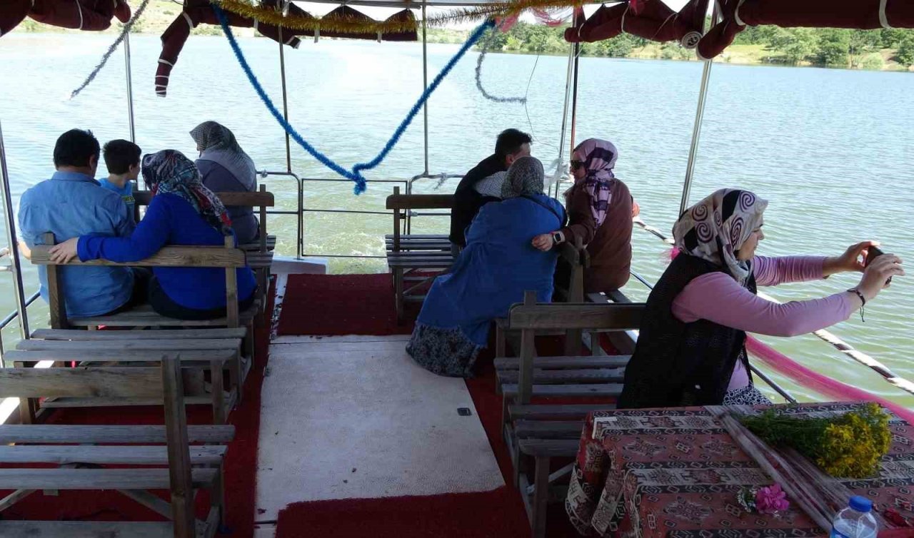 Denizi olmayan Kütahya’da ’Tekne turu’ keyfi
