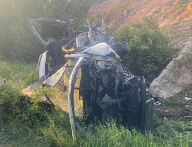 Malatya’da kontrolden çıkan araç şarampole devrildi: 1 ölü 5 yaralı