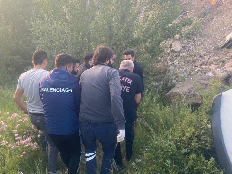 Malatya’da kontrolden çıkan araç şarampole devrildi: 1 ölü 5 yaralı