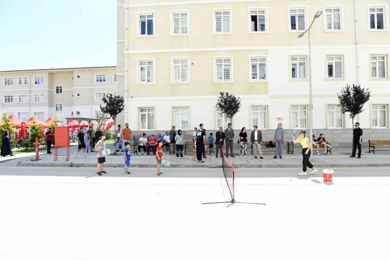 Vali Tavlı depremzede aileler ile Bayram şenliğinde bir araya geldi