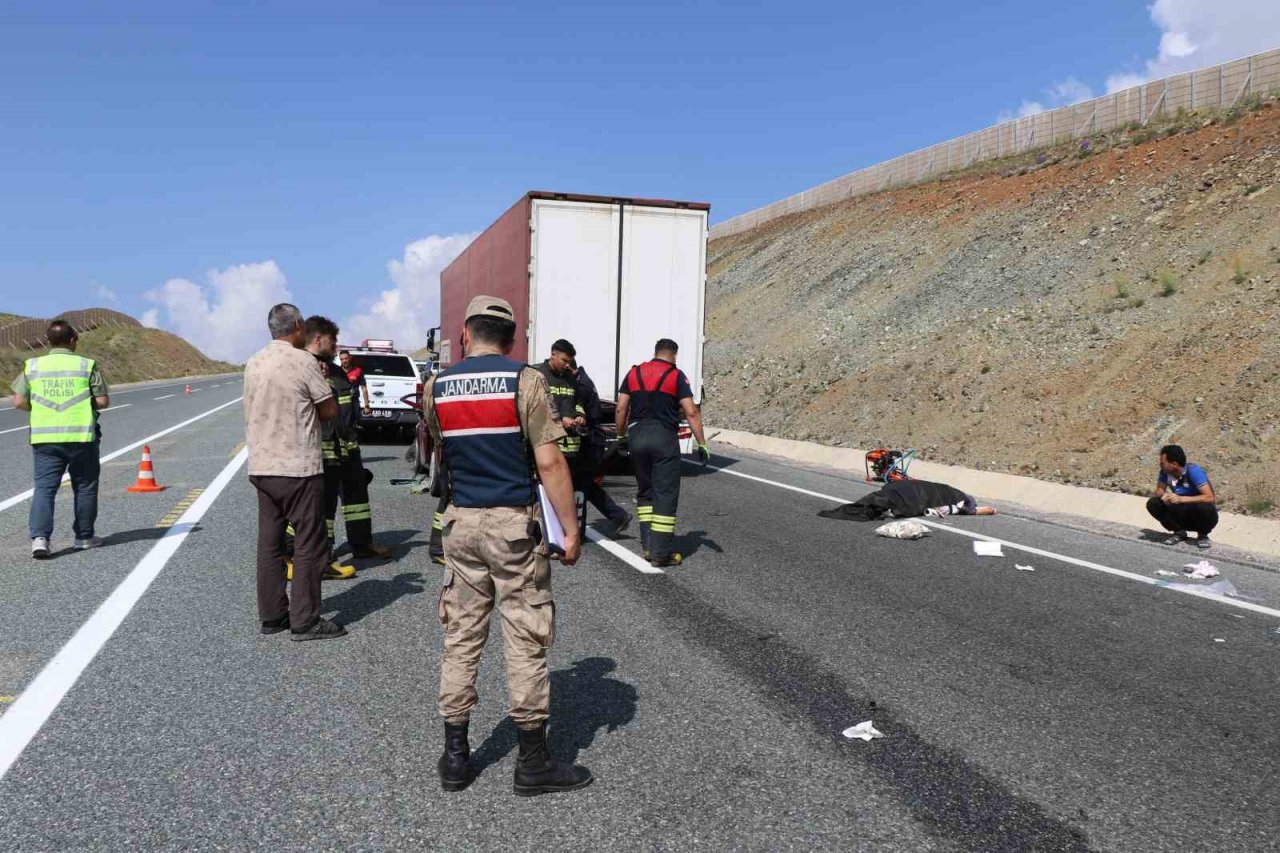 Otomobil tırın altına girdi: 2 ölü, 3 yaralı
