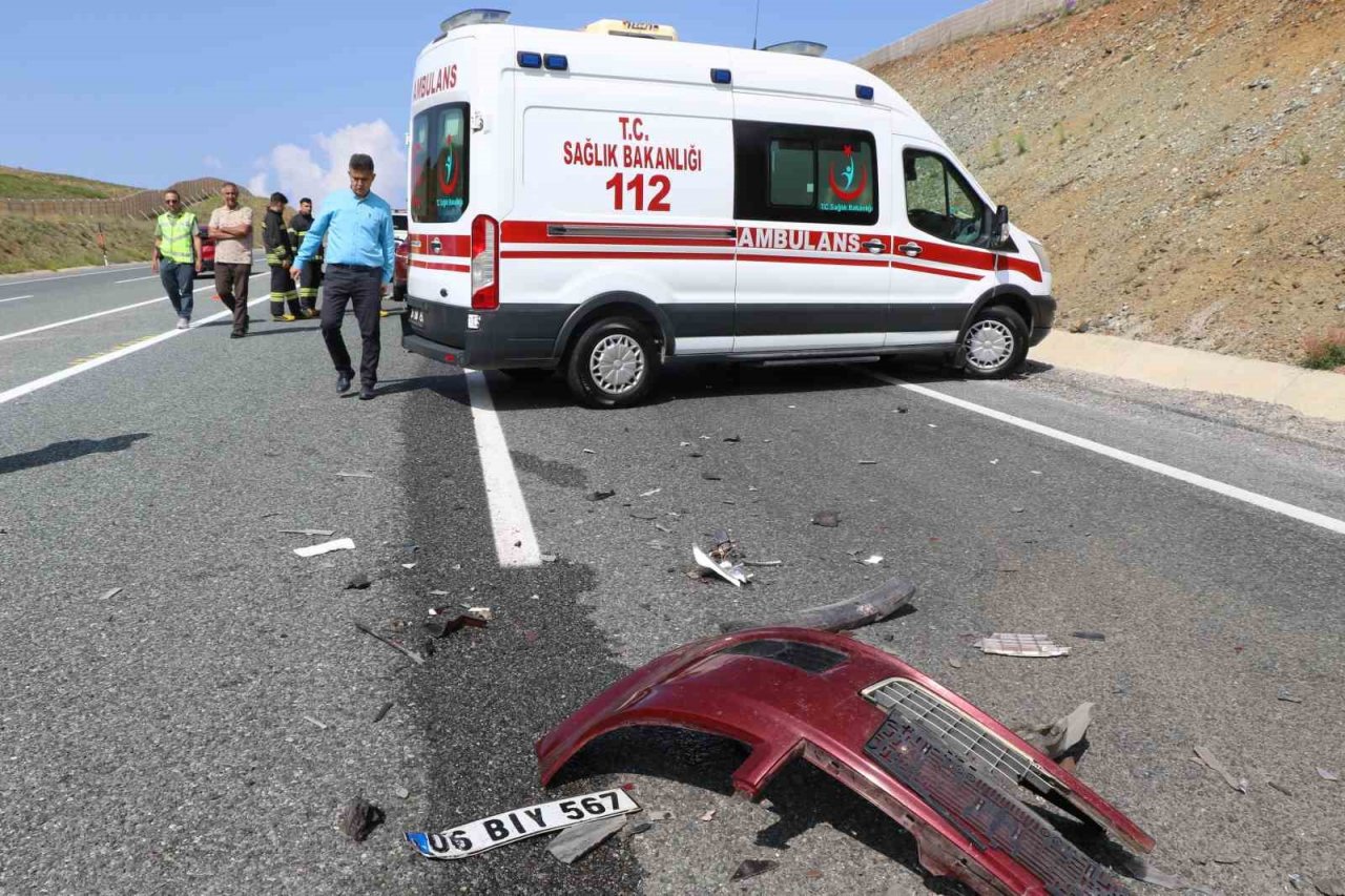 Otomobil tırın altına girdi: 2 ölü, 3 yaralı