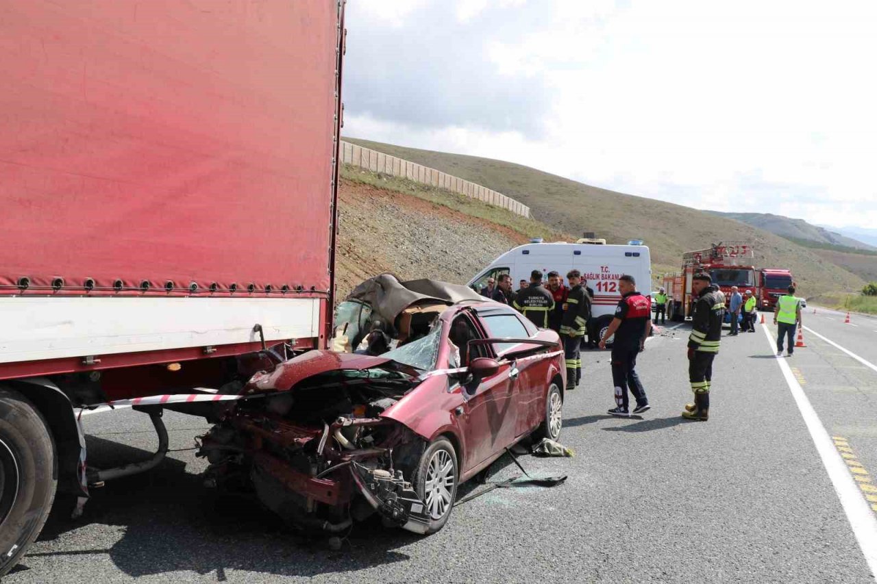 Otomobil tırın altına girdi: 2 ölü, 3 yaralı