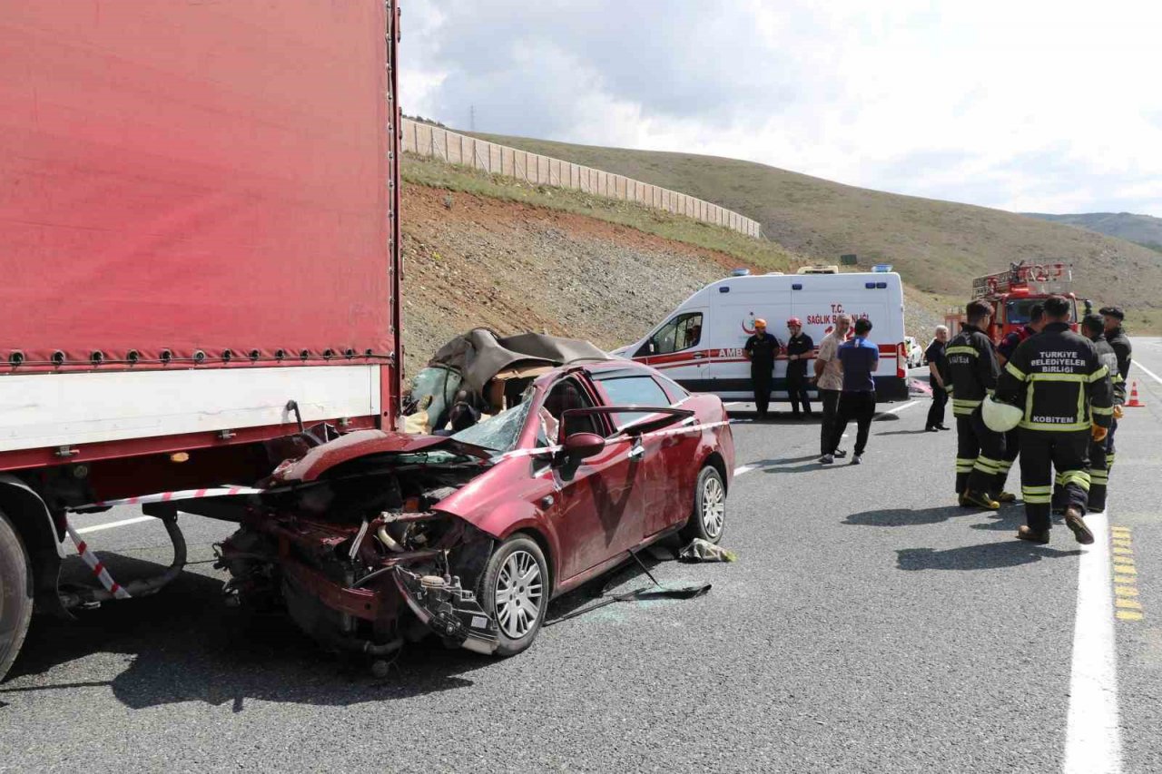 Otomobil tırın altına girdi: 2 ölü, 3 yaralı