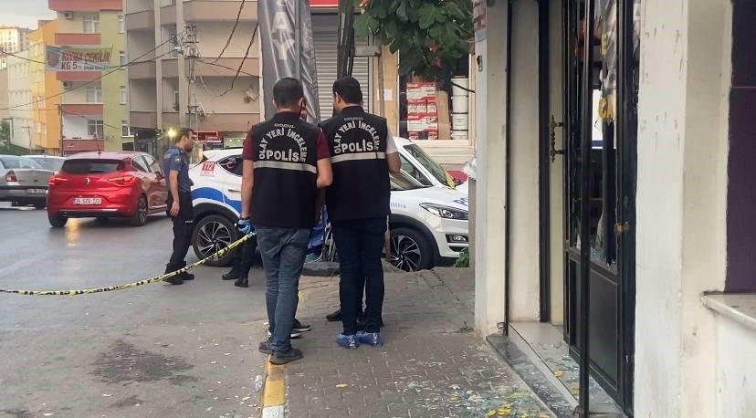 Pendik’te dükkan basıp kurşun yağdırdılar: 1 ağır yaralı