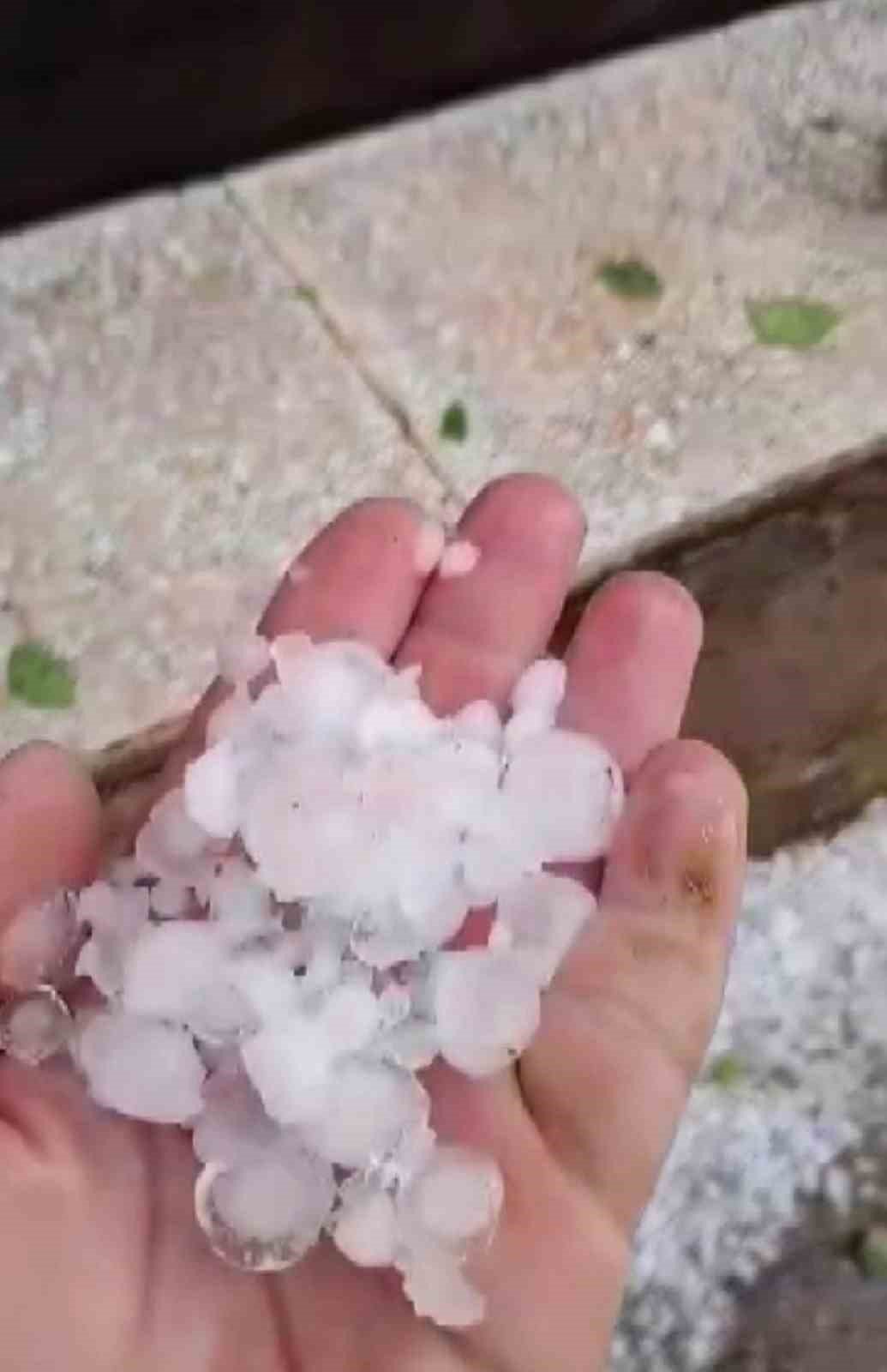 Misket büyüklüğünde dolu yağdı