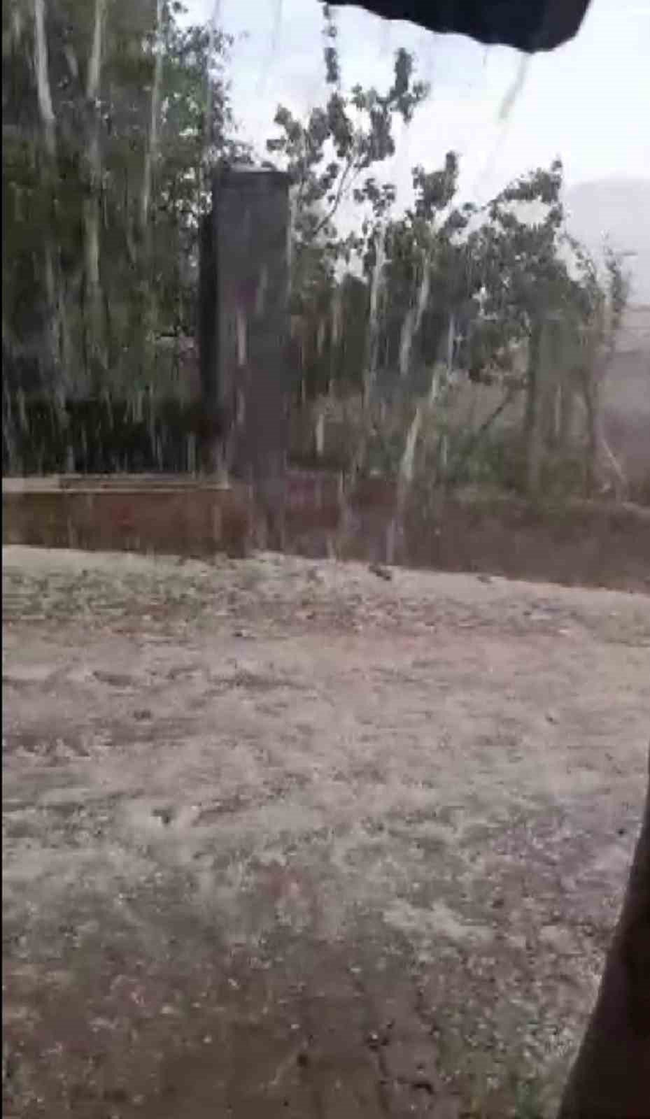 Misket büyüklüğünde dolu yağdı