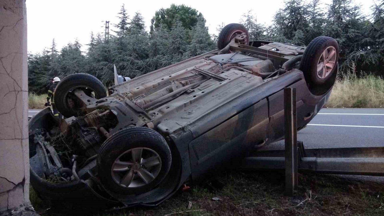 TEM’de alkollü sürücünün kullandığı otomobil bariyere çarpıp takla attı