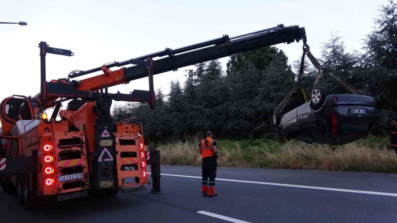 TEM’de alkollü sürücünün kullandığı otomobil bariyere çarpıp takla attı