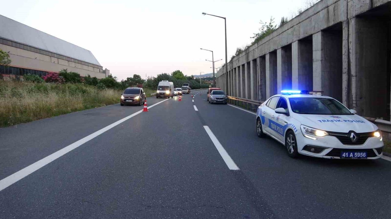 TEM’de alkollü sürücünün kullandığı otomobil bariyere çarpıp takla attı