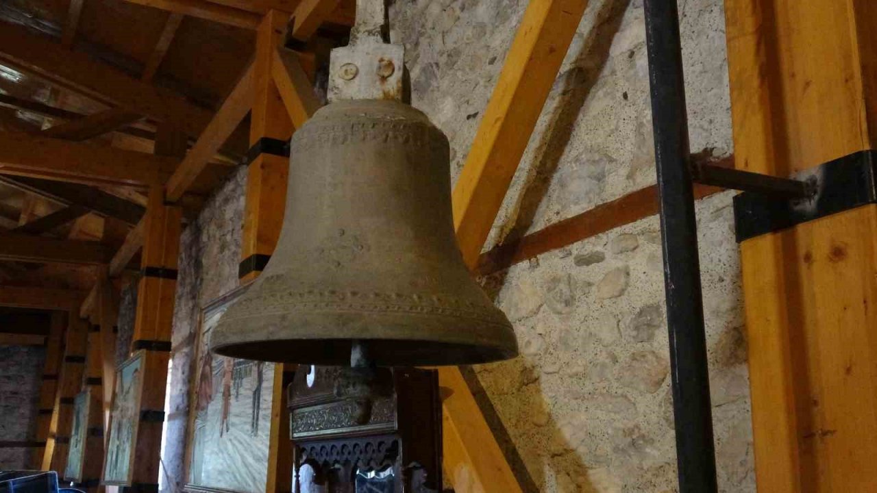 Zile kent müzesinde bulunan 121 yıllık çan dikkat çekiyor