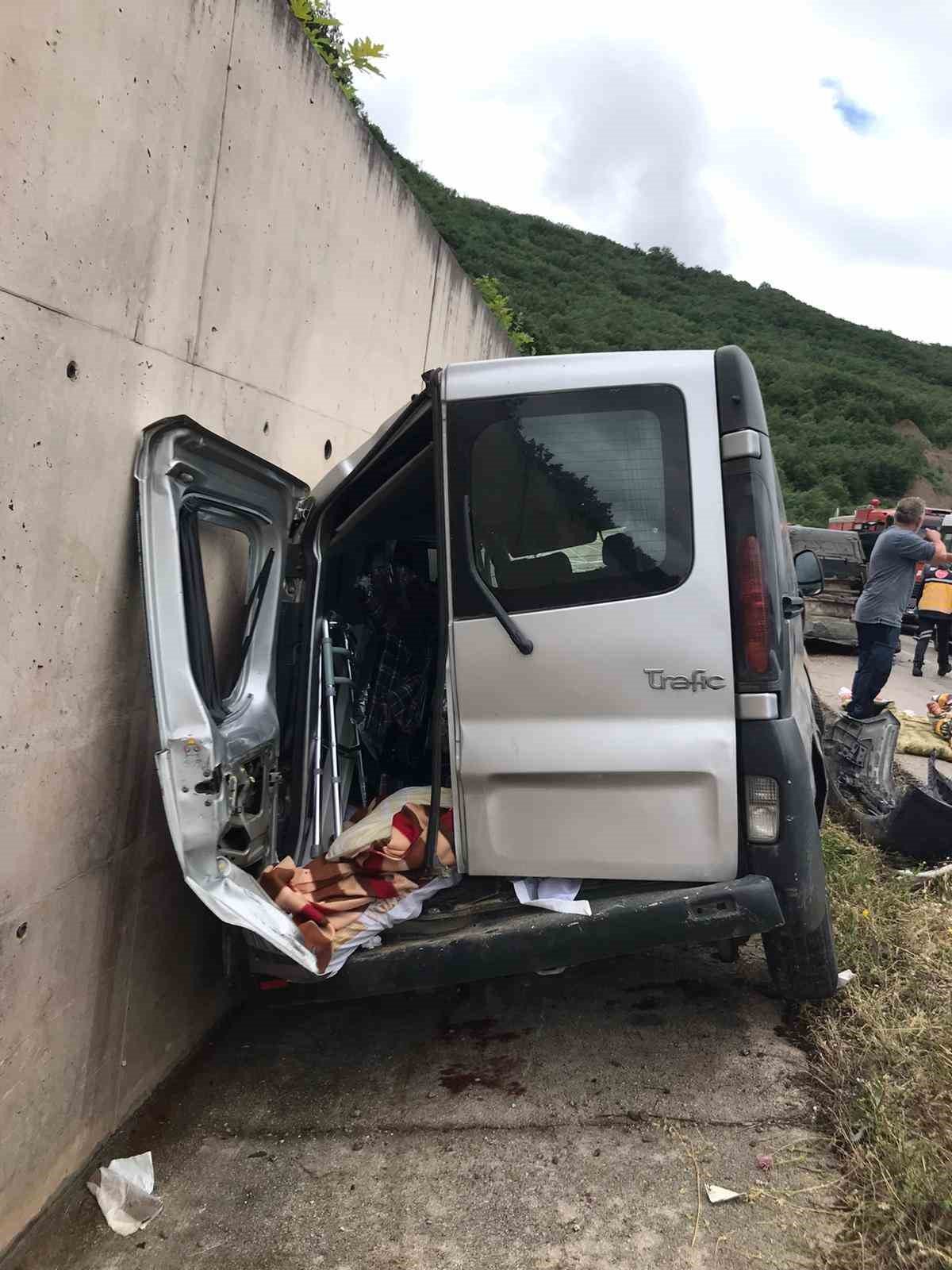 Zincirleme kaza da polis memuru yaralandı