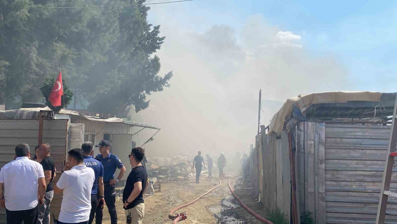 Tuzla’da geri dönüşüm tesisinde çıkan yangın Marmaray’da gecikmelere neden oldu