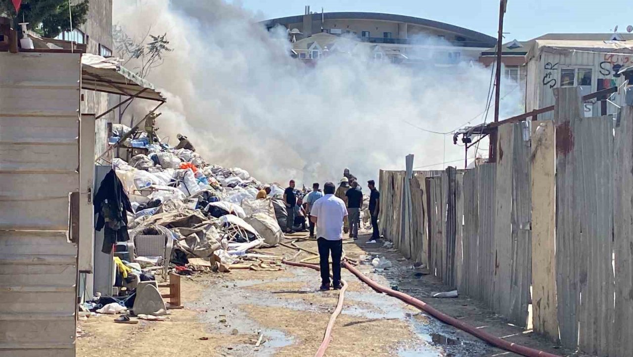 Tuzla’da geri dönüşüm tesisinde çıkan yangın Marmaray’da gecikmelere neden oldu