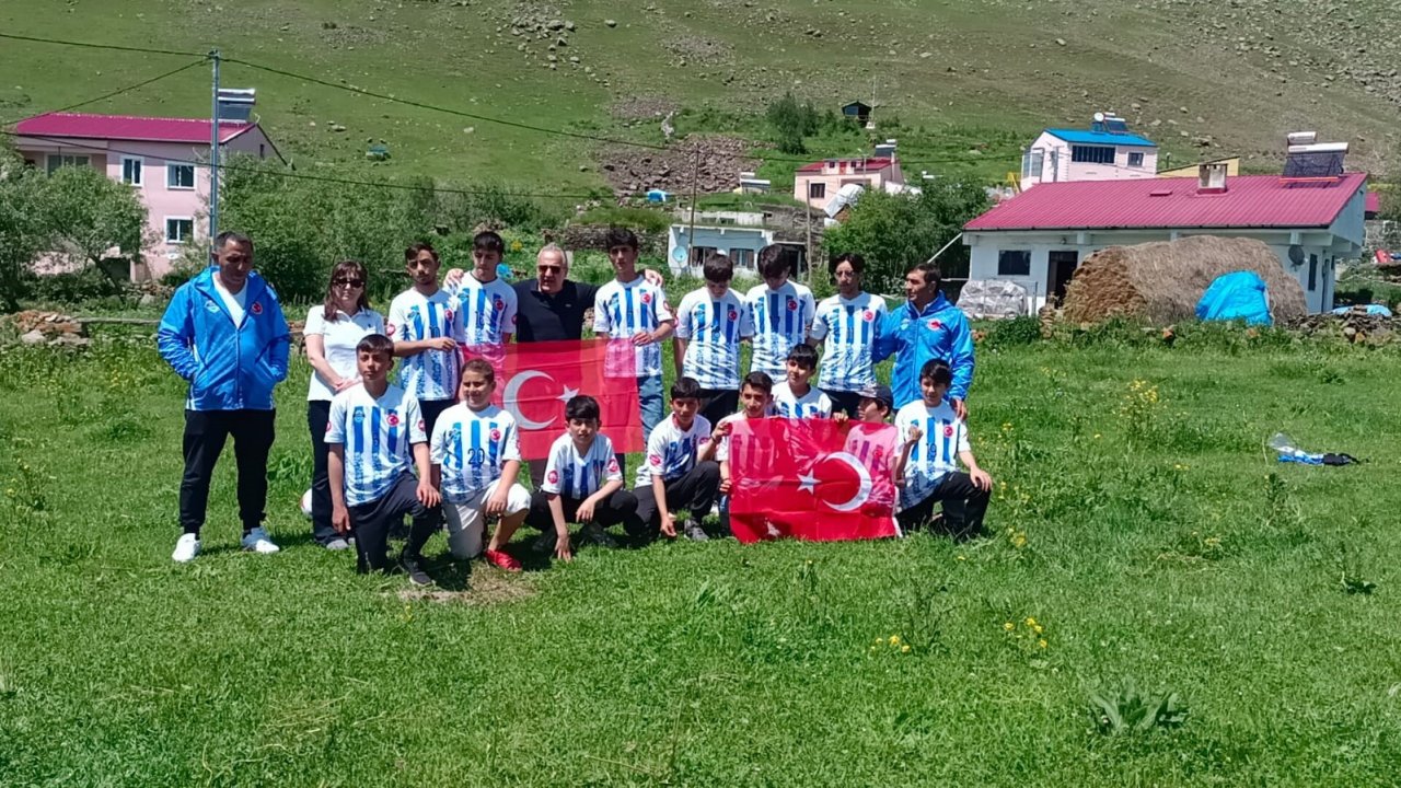 UYAFA, Ardahanlı çocuklara spor malzemesi dağıttı