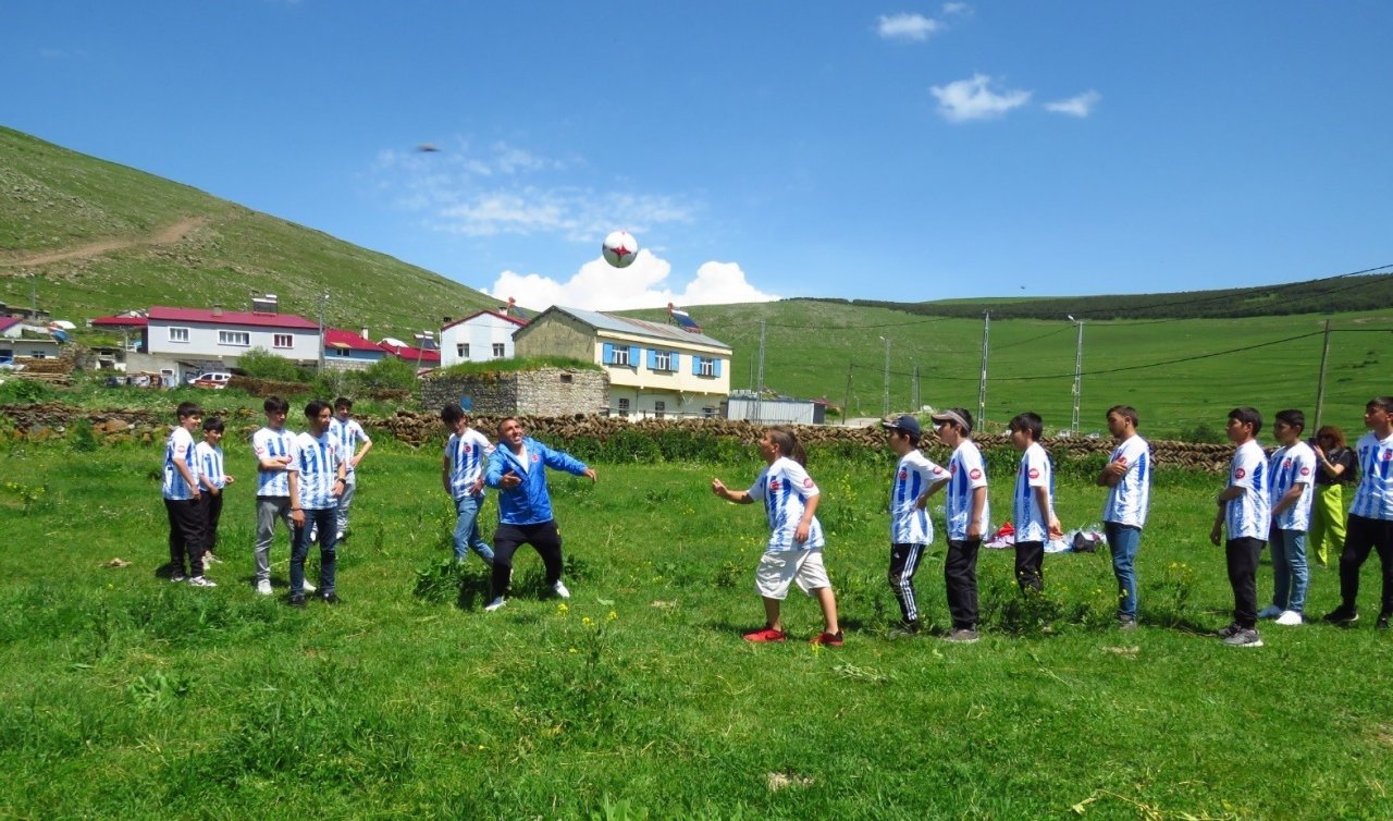UYAFA, Ardahanlı çocuklara spor malzemesi dağıttı