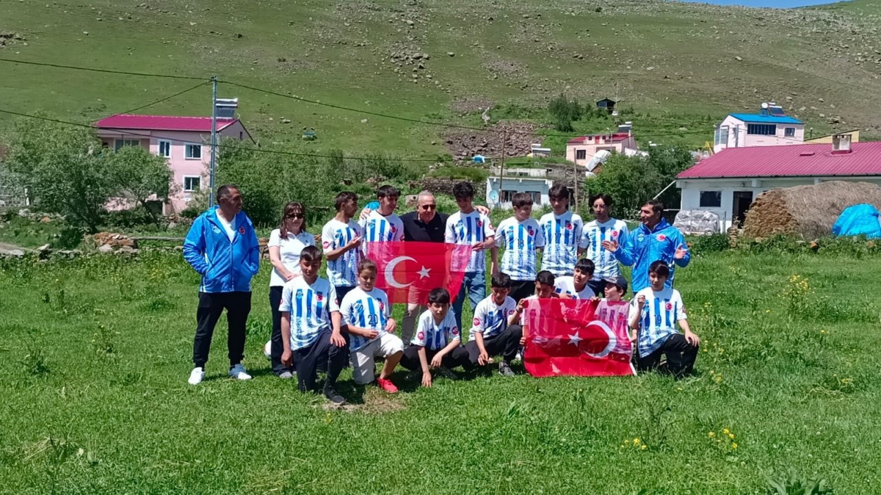 UYAFA, Ardahanlı çocuklara spor malzemesi dağıttı