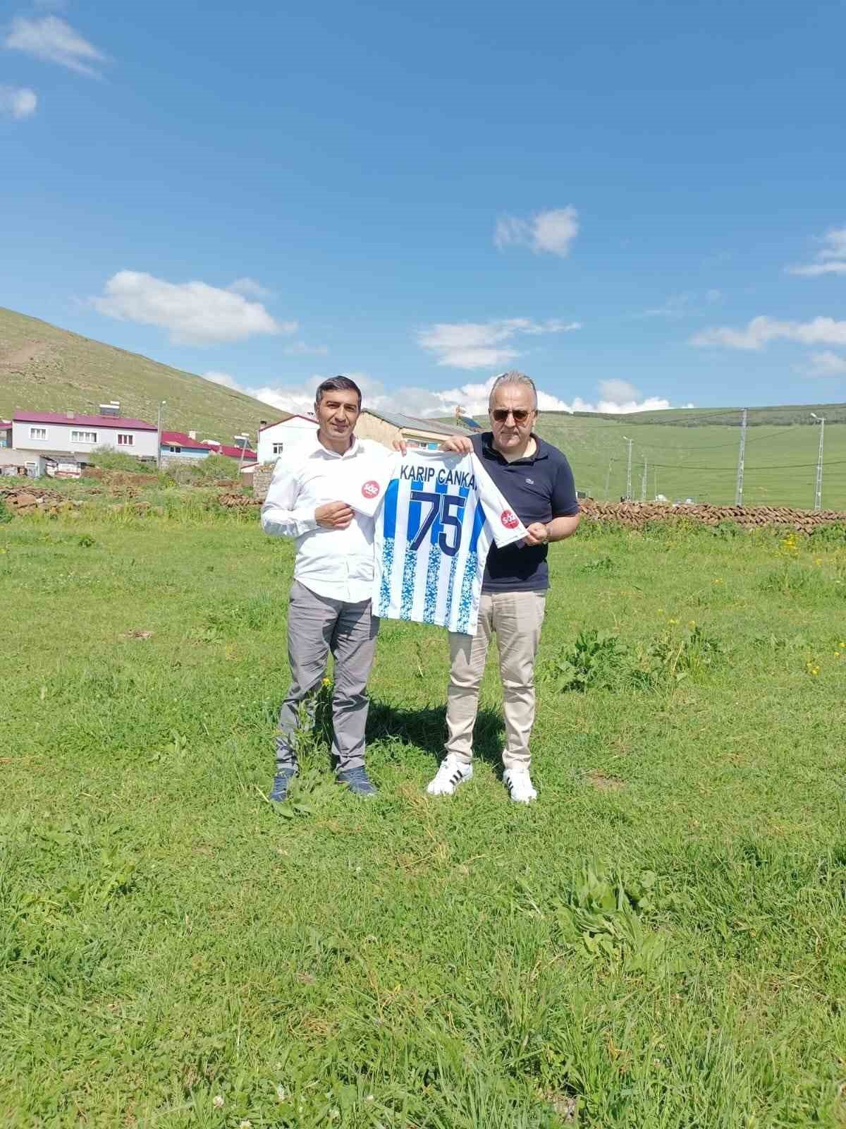 UYAFA, Ardahanlı çocuklara spor malzemesi dağıttı