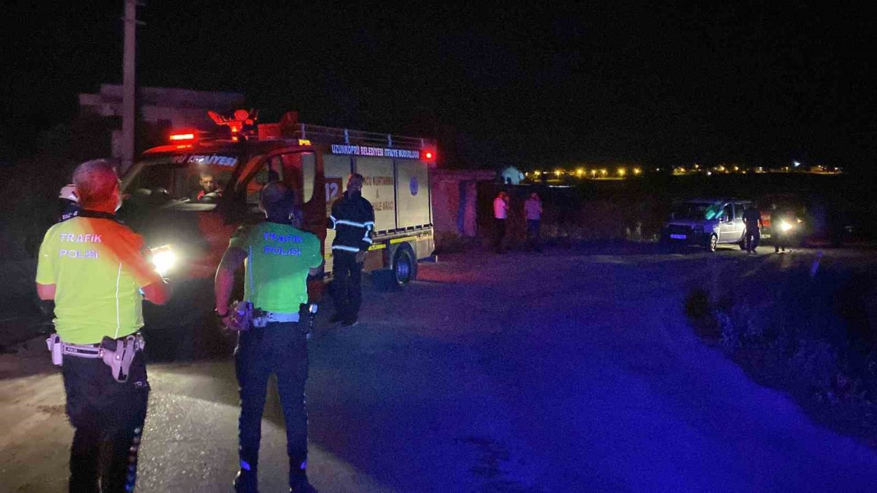 Virajı alamayan otomobil duvara çarparak durabildi