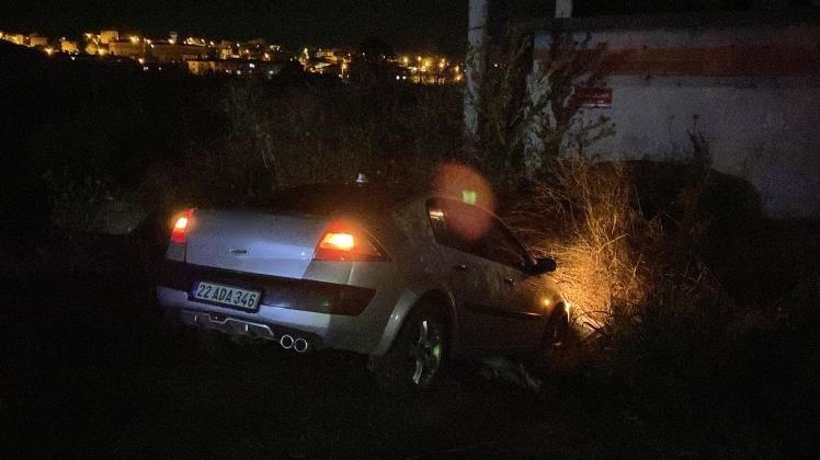 Virajı alamayan otomobil duvara çarparak durabildi