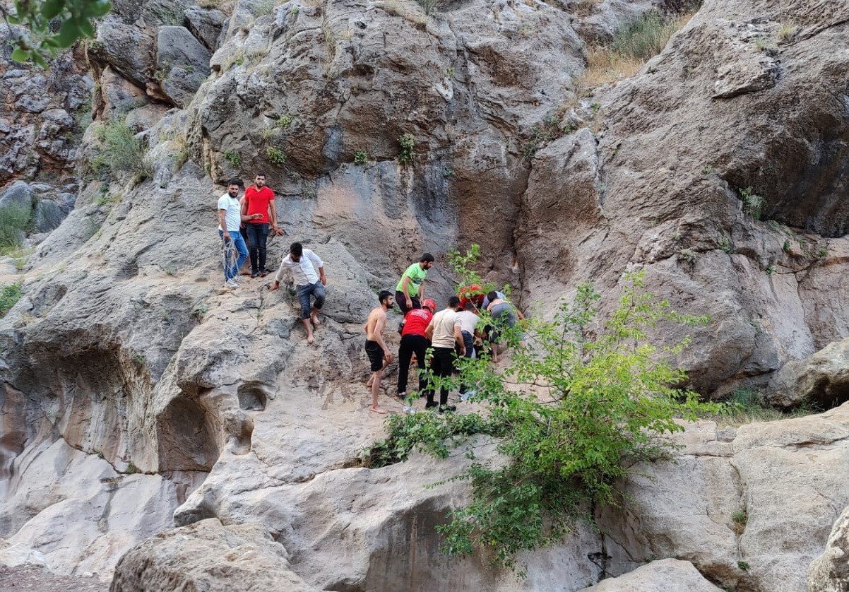Kayalıklardan düşen genç yaralandı