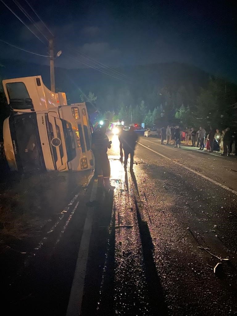 Antalya’da tır devrildi: 1 yaralı