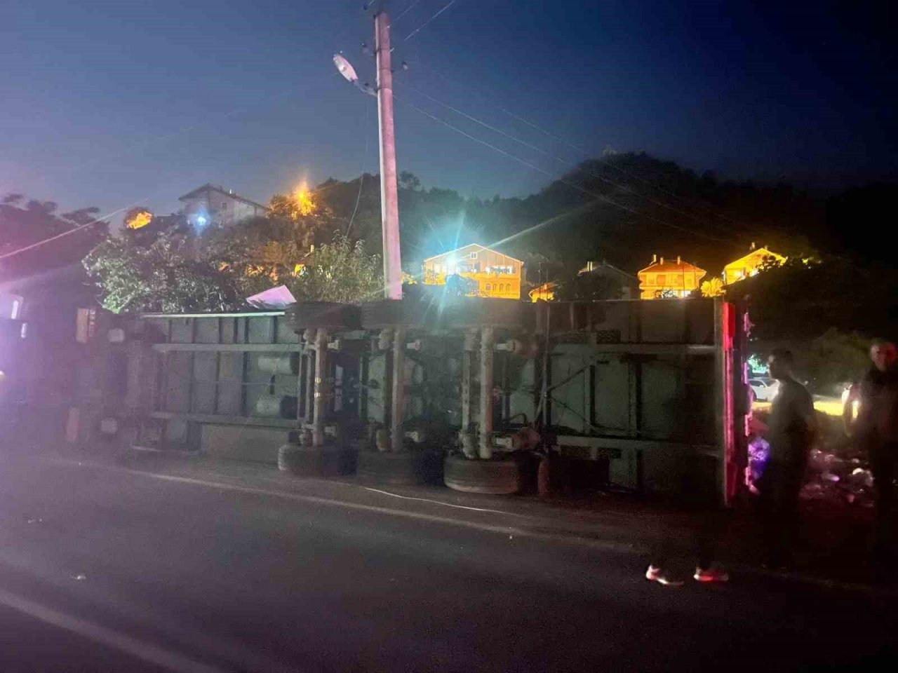 Antalya’da tır devrildi: 1 yaralı