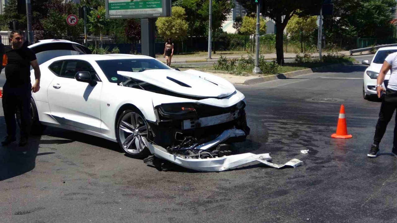 Ataşehir’de kırmızı ışık ihlali kazası: 1 yaralı