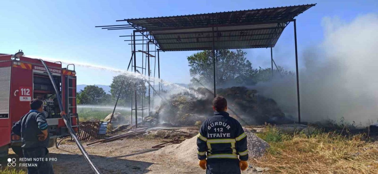 Kaynak makinesinden sıçrayan kıvılcım saman balyalarını kül etti