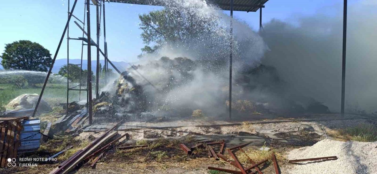 Kaynak makinesinden sıçrayan kıvılcım saman balyalarını kül etti