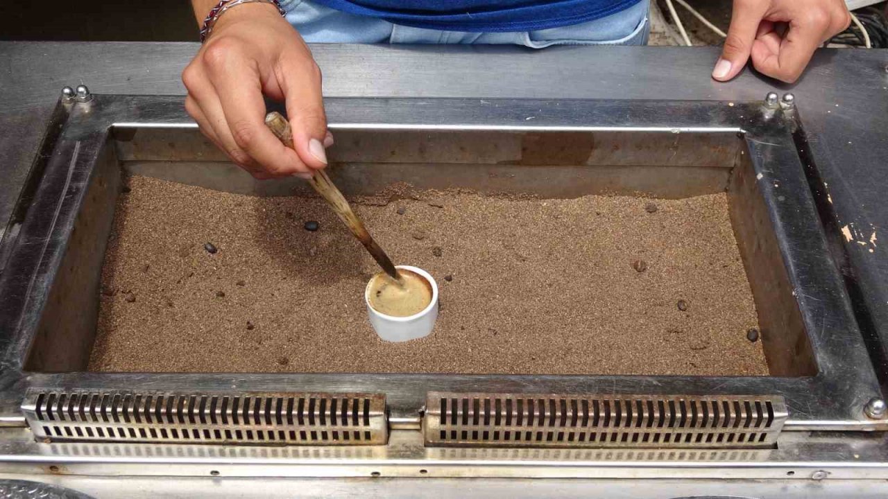 Assos’ta kumda kahve keyfi