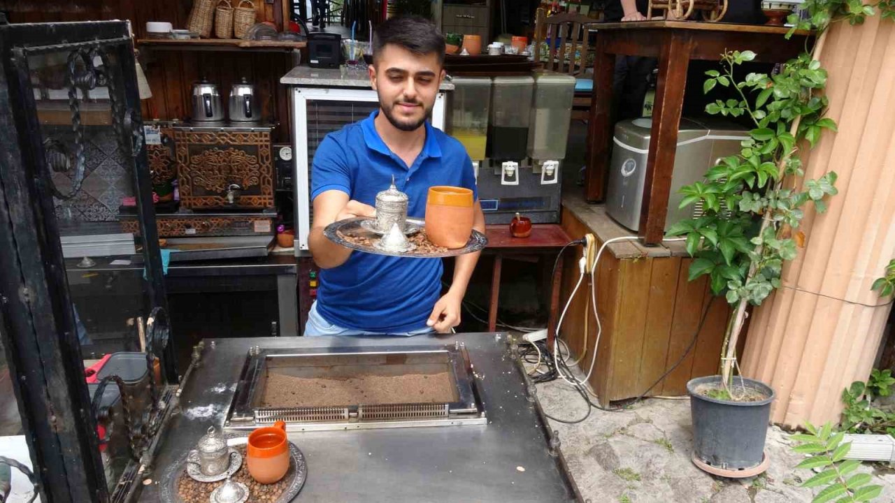 Assos’ta kumda kahve keyfi