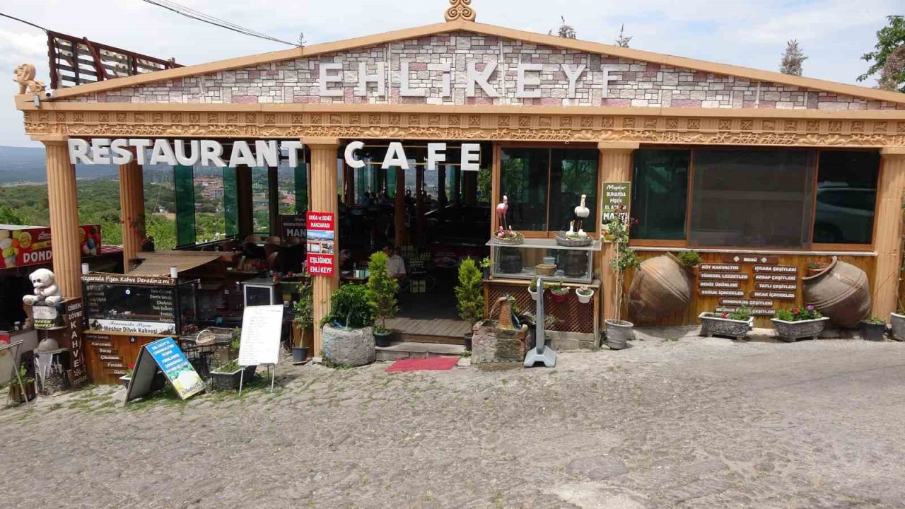 Assos’ta kumda kahve keyfi