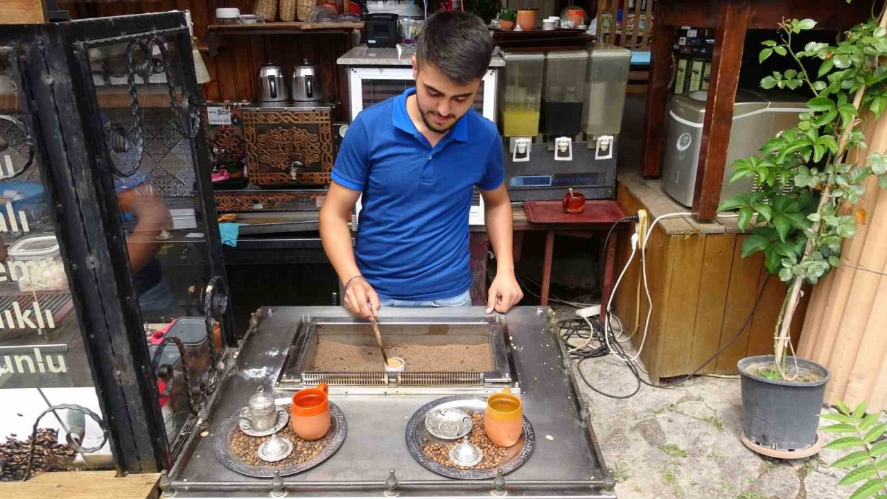 Assos’ta kumda kahve keyfi