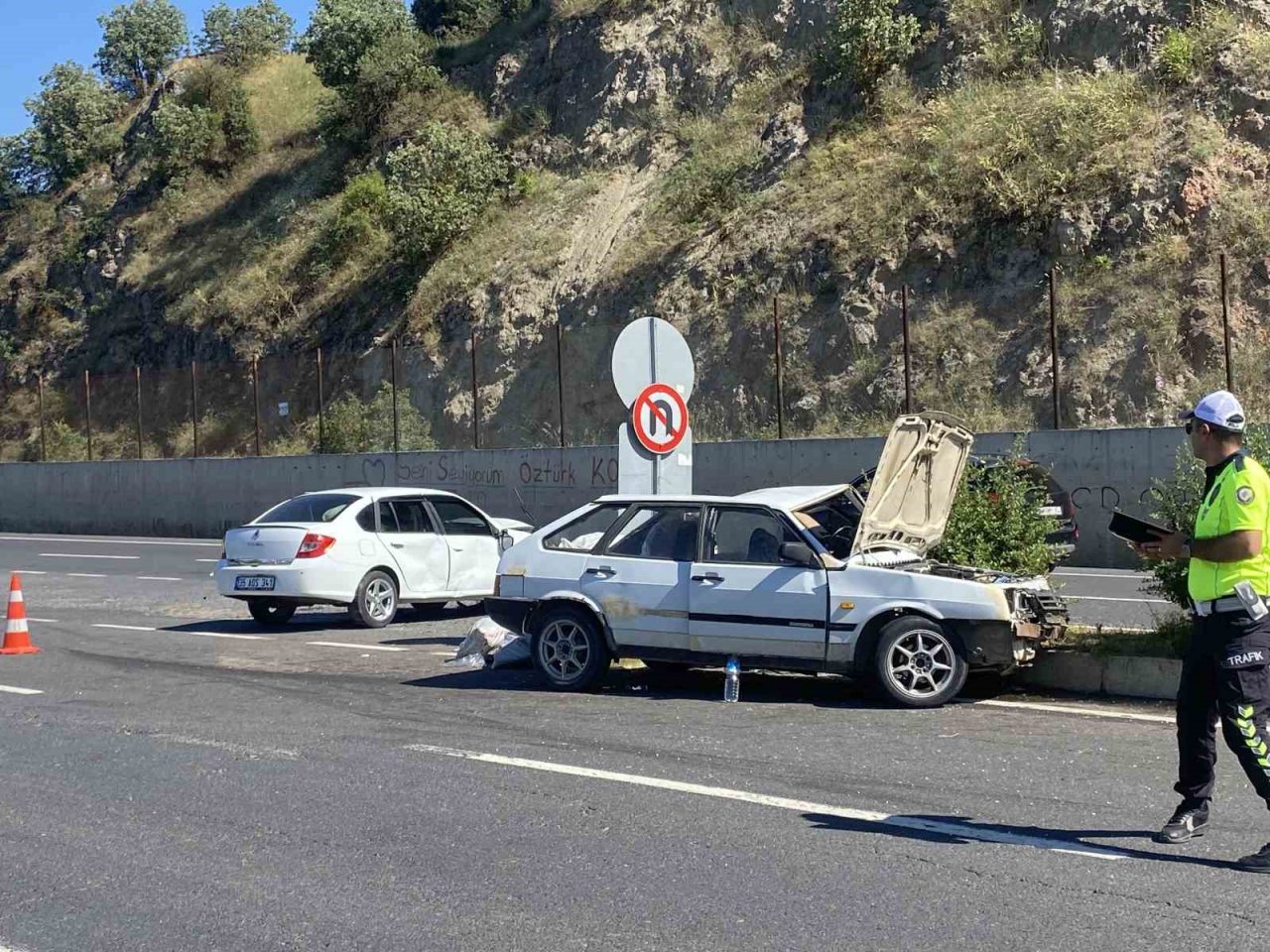 Uşak’ta iki otomobil çarpıştı: 2 yaralı