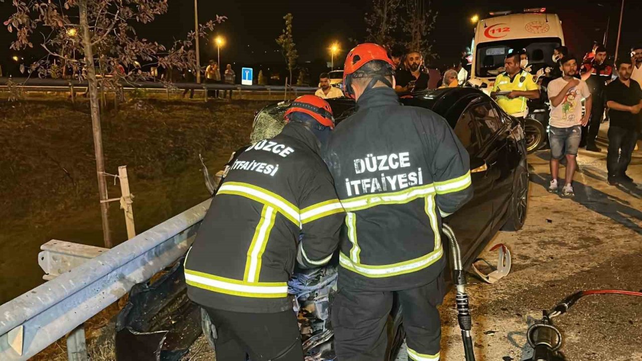 Düzce’de iki araç kafa kafaya çarpıştı: 2 ölü, 11 yaralı