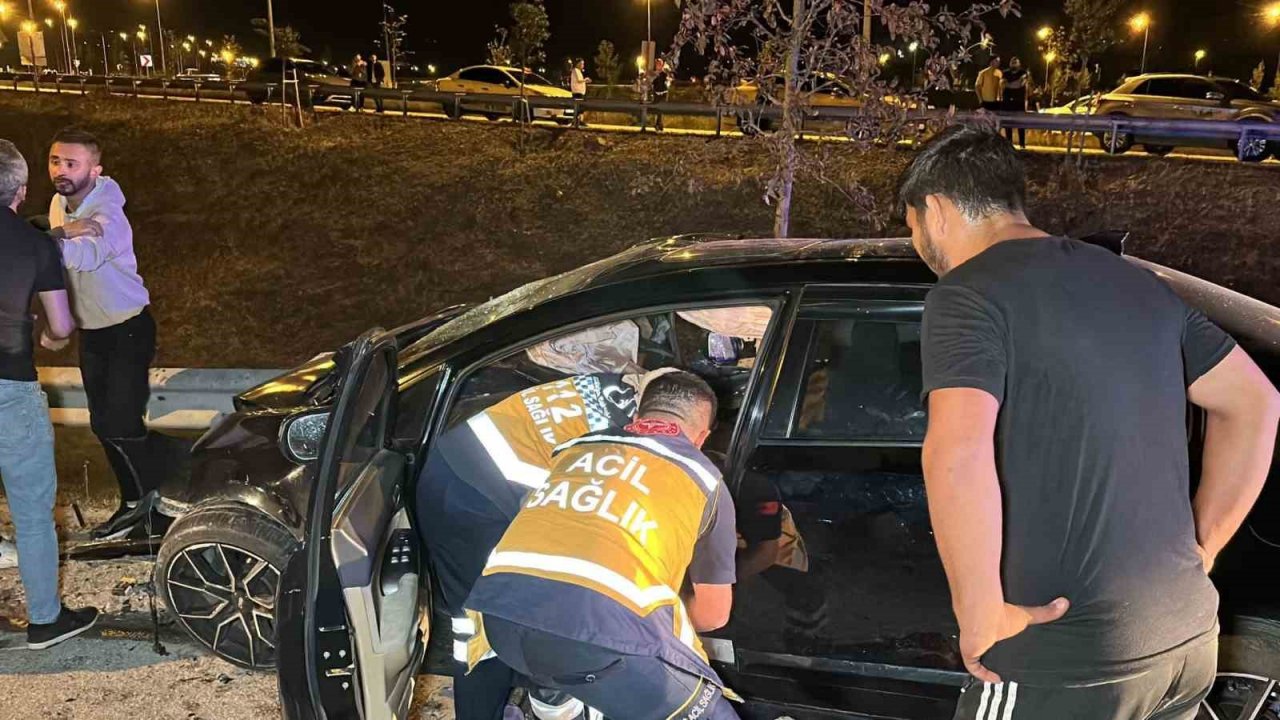 Düzce’de iki araç kafa kafaya çarpıştı: 2 ölü, 11 yaralı